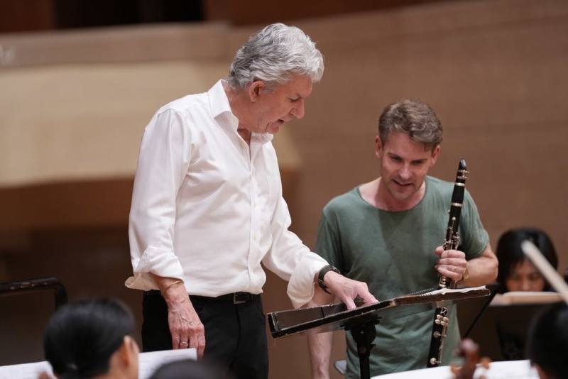國立台灣交響樂團邀請德籍指揮德爾夫斯（Andreas Delfs）（左）擔任客席指揮，將帶來丹麥作曲家尼爾森（C. Nielsen）的單簧管協奏曲，並由丹麥國家交響樂團單簧管首席泰西耶（Johnny Teyssier）（右）挑梁演出。（國立台灣交響樂團提供）