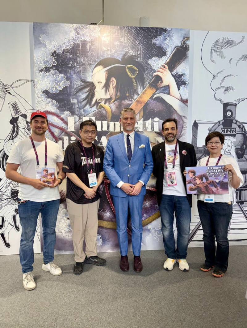 義大利文化部長朱立（中）2025年視察拿坡里漫畫節時，在大會主席庫爾丘（右2）引領下於台灣館展位駐足許久，並與漫畫家簡嘉誠（左2）、台灣館執行策展人林怡君（右1）合影留念。（大塊文化提供）