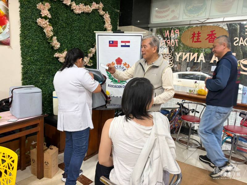 僑胞排隊等待疫苗接種