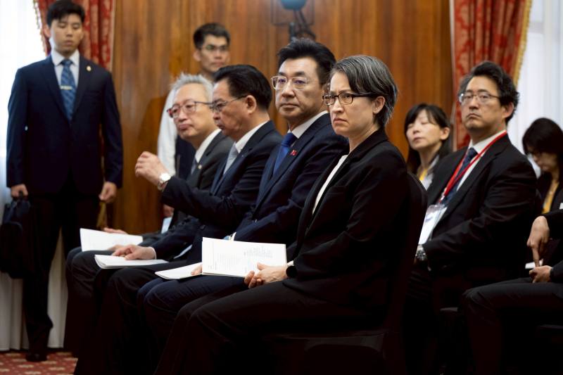 副總統抵達後，首先觀看赫歇爾（Tswi Josef Herschel）先生證詞影片《你是誰的孩子？》，及聆聽猶太教拉比朗誦祈禱文《慈悲的神》