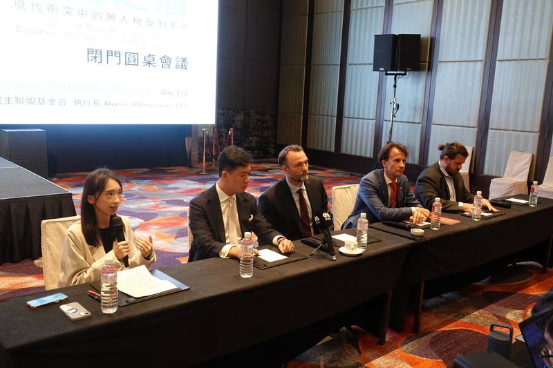 「台灣之盾：現代戰爭的無人機防禦系統閉門圓桌會議」29日舉行會後記者會，科技、民主與社會研究中心政策分析師方怡然（左1）、Echodyne亞太業務總監黃（左2）、MyDefence營收總監勞格森（左3）等人出席記者會。