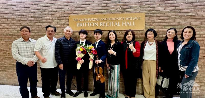 參演臺裔美籍音樂家，與密西根僑界領袖在密西根大學 Britton Recital Hall合影留念