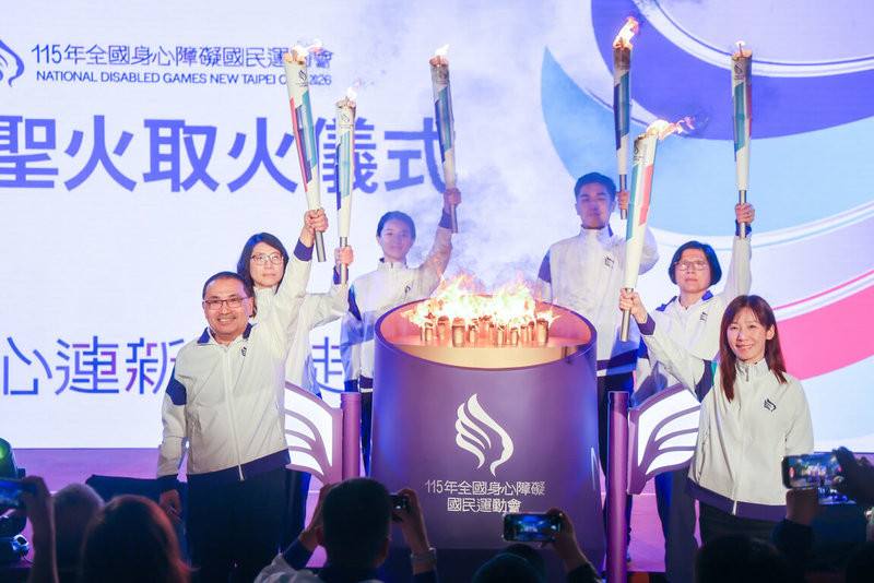 115年全國身心障礙國民運動會5月23日將在新北市登場，30日在八里舉行聖火取火儀式，新北市長侯友宜（前左）與運動部主秘林佩君（前右）等人共同引燃聖火，為賽會揭開序曲。（新北市政府提供）