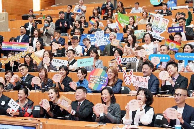 高雄市政府觀光局首度參與「2025第2屆台灣同志職場友善指標」評比，即在職場承諾、制度與福利、內部支持系統、教育訓練及對外影響等5大面向取得認證。（高雄市觀光局提供）