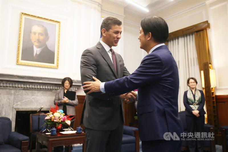 圖為總統賴清德（前右）2024年5月21日在總統府會晤巴拉圭總統潘尼亞（前左），兩人握手、寒暄致意。（中央社檔案照片）