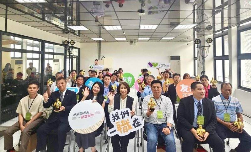 屏東縣政府首次舉辦「友善職場優良事業單位」甄選，從多個面向綜合評選出17家標竿企業，1日頒獎，屏東縣長周春米（前中）也出席表揚。（屏東縣勞動暨青年發展處提供）