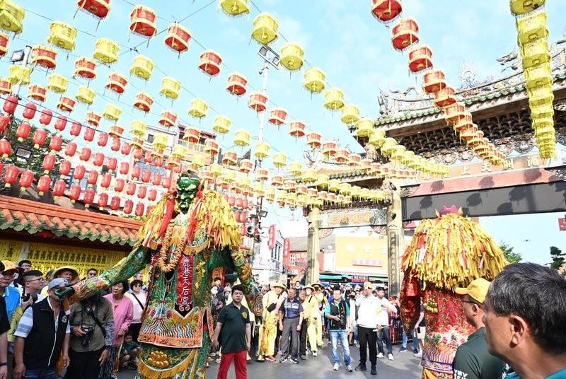 被列為彰化縣無形文化資產的同安寮十二庄請媽祖遶境活動2日展開，縣長王惠美及同安寮各庄代表，前往鹿港天后宮、新祖宮恭迎進香媽及同安媽聖駕起駕，揭開遶境序幕。（彰縣文化局提供）