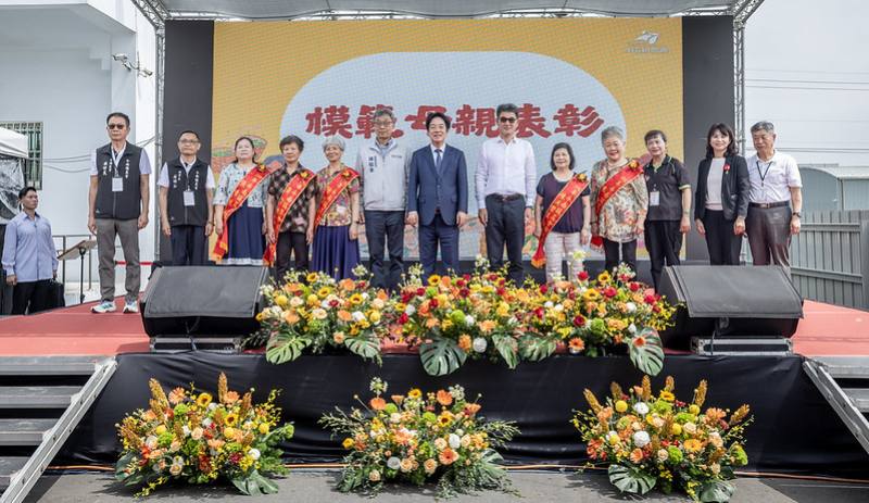 總統感謝農村女性朋友的投入與貢獻，並肯定斗南鎮農會多項農業推廣成果
