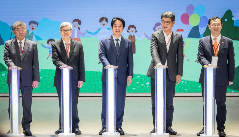 總統出席「國家高齡醫學暨健康福祉研究中心啟用典禮暨樂齡嘉年華」