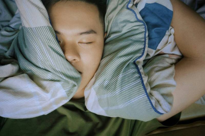 醫師提醒，長期打鼾者約5成合併阻塞型睡眠呼吸中止症，夜間慢性缺氧導致血管內皮發炎，成為肥胖、糖尿病、高血壓及中風等致命共病的潛在元凶。（示意圖／圖取Unsplash圖庫）
