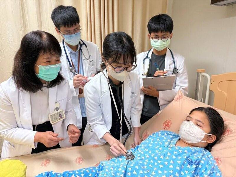 教育部2日發布新聞稿，介紹最新一期教育家典範人物。陽明交大醫學系教授楊令瑀（左1），30多年來教導學生「認輸」，鼓勵與失敗相處。（教育部提供）