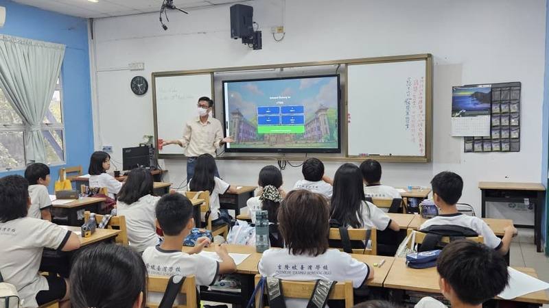 馬來西亞吉隆坡台灣學校以正體中文教學為核心，推動華語、英語與馬來語三語並行教學，學生們專心聆聽老師教學。
