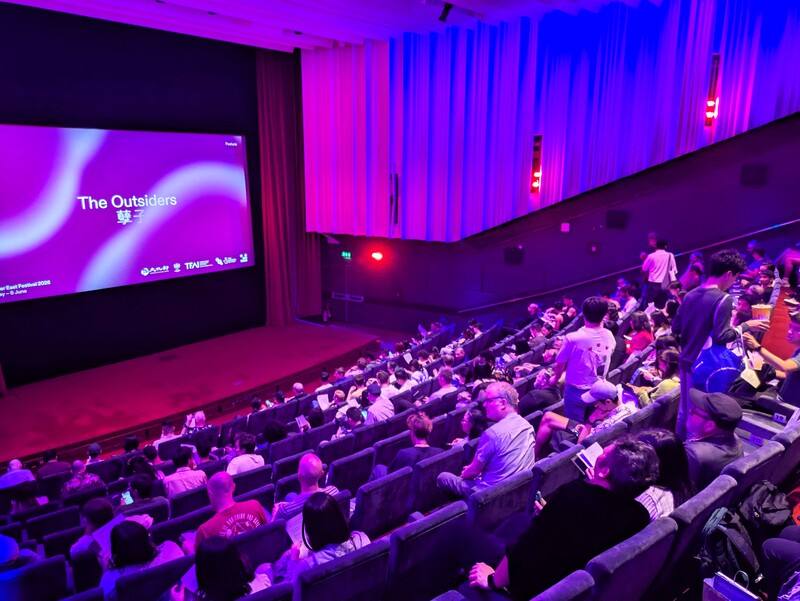 2026年英國「亞洲酷兒藝術節」1日晚間在倫敦登場，開幕片為導演虞戡平1986年的電影作品「孽子」4K修復版，吸引近300位觀眾，圖為放映前觀眾陸續入座。