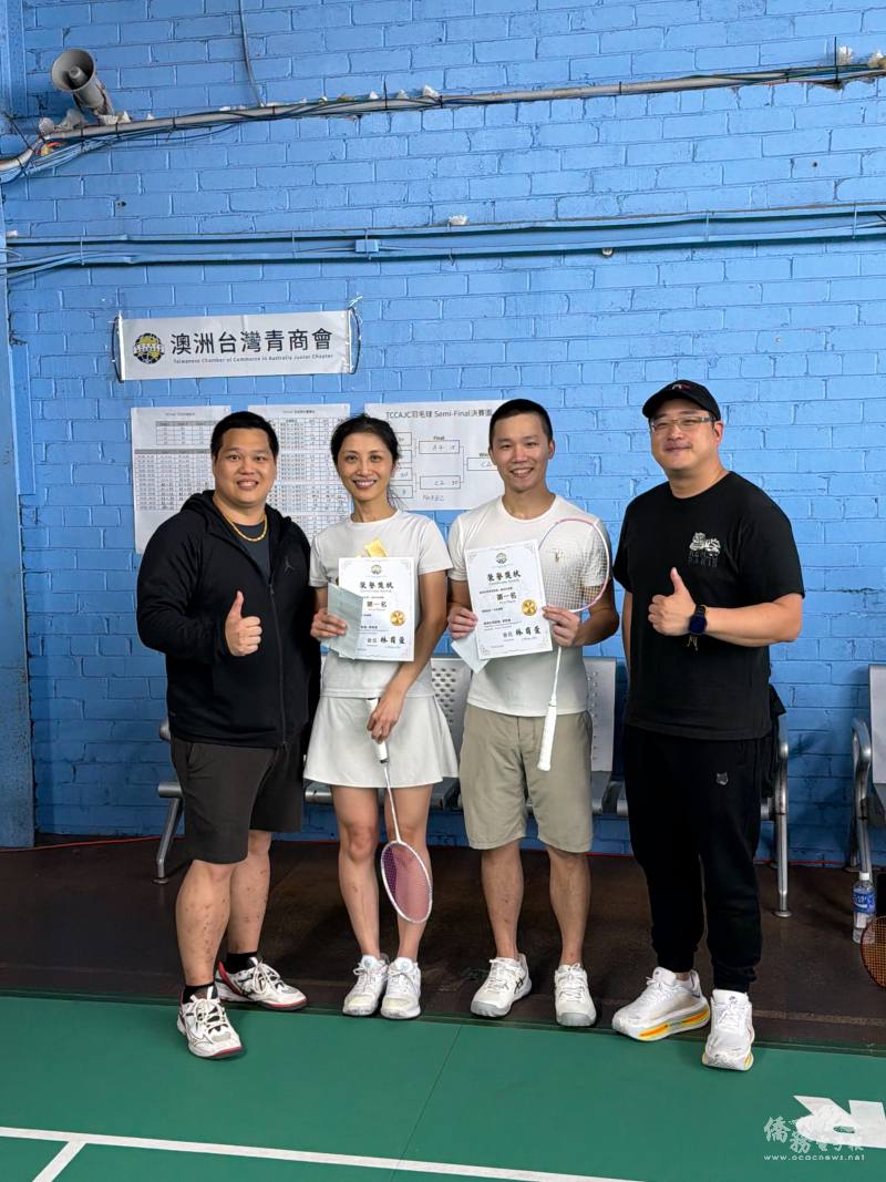 葉禮丞（右1）及澳洲臺灣青商會會長林育萱（左1）頒發獎項
