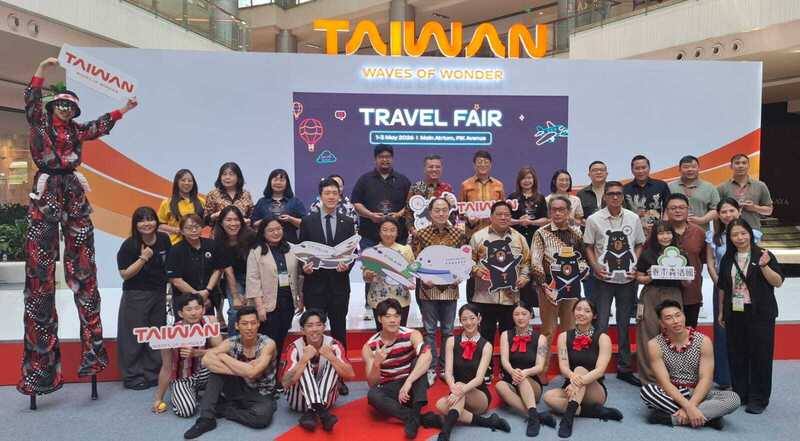交通部觀光署1日至3日在印尼雅加達舉辦台灣旅展，由駐印尼代表處公使林信任（上排左7）與駐雅加達台灣觀光服務處主任周士弼（上排左6）開幕致詞，透過展示各種台灣文化，吸引更多印尼人赴台旅遊。