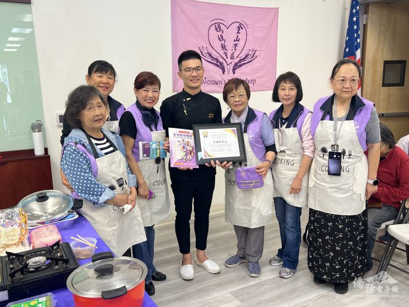 金山灣區媽媽教室贈感謝狀給講員李建軒