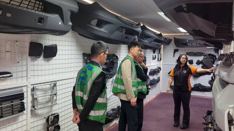 南非台資企業Gemoto Industrial Alliance（GIA）展示多項汽車內外裝零組件，應用於BMW、Ford、Opel及Volkswagen等車廠供應體系。專案經理盧佳怡（右）說明產品設計與應用情形，呈現企業由通路延伸至製造的供應鏈能力。