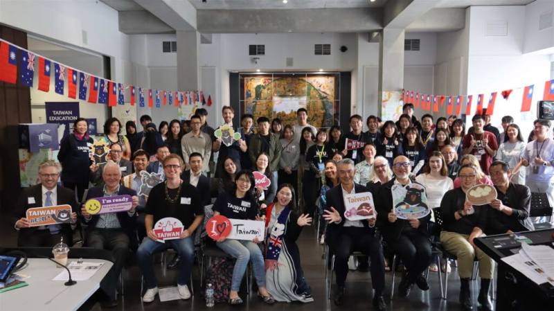 駐澳代表處教育組於5月2日在墨爾本舉辦台灣教育展；台灣從北至南共有8間大學參展，向澳洲學生提供前往台灣升學及獎學金等資訊。（駐澳大利亞代表處提供）