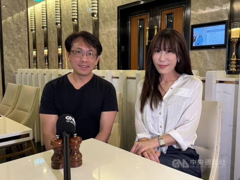 深入南北極拍攝的紀錄片「守護我們的星球」導演舒夢蘭（右）與攝影陳一松（左）參與新加坡華語電影節，2日接受中央社專訪