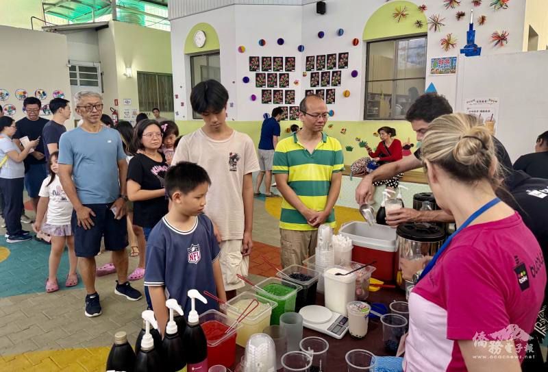 受到大家喜愛的珍珠奶茶攤位大排長龍
