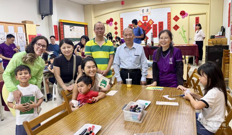 林志孟（右二）陪同駐聖保羅辦事處副組長林盈升（右三）參觀剪紙區的活動