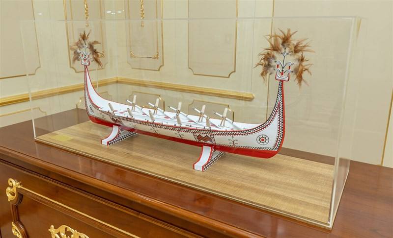 Lai presents cattle, Taiwanese cultural gifts to Eswatini king