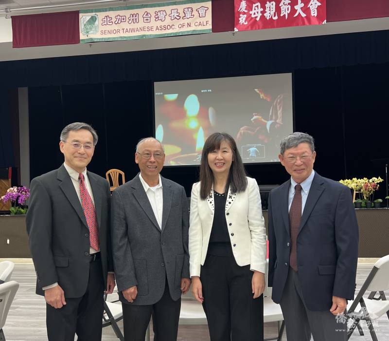 金山灣區文教中心主任莊雅淑(右2)與林宇哲(左1)、廖俊惠(左2)、陳溢茂(右1)合影