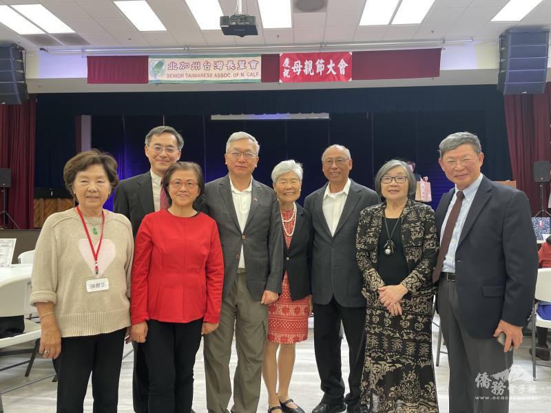 駐舊金山辦事處副處長朱永昌(右5)、林宇哲(右6)與貴賓合影