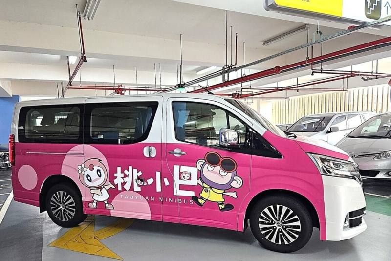 為紓解駕駛人力荒，桃園市政府交通局113年7月在觀音區，首次以9人座「桃小巴」取代免費巴士，現已布建50條「桃小巴」路線，預計年底可達120條，以新闢或取代原有路線公車紓解人力荒。（桃園市政府交通局提供）