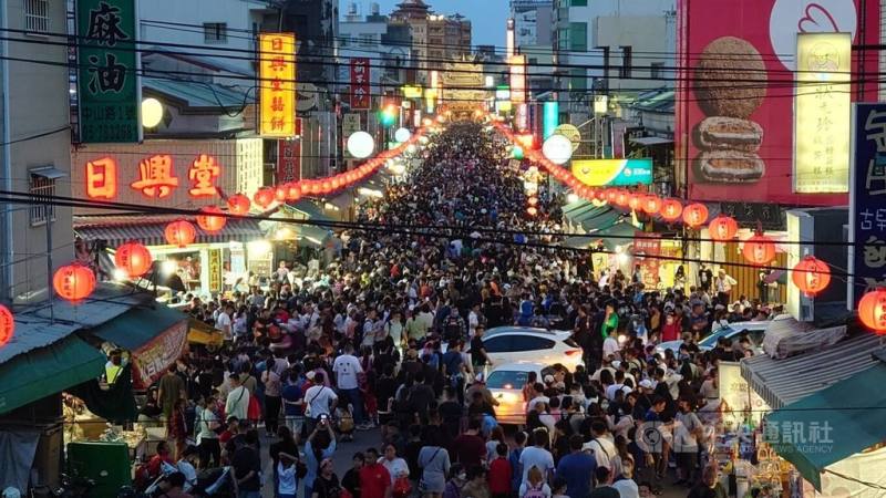 2026「北港朝天宮迎媽祖」即將開始，預計湧入數萬人潮參與媽祖神轎遶境及藝閣遊街活動，5日至9日北港鎮實施機動交通管制。圖為2025年朝天宮迎媽祖北港中山路情況