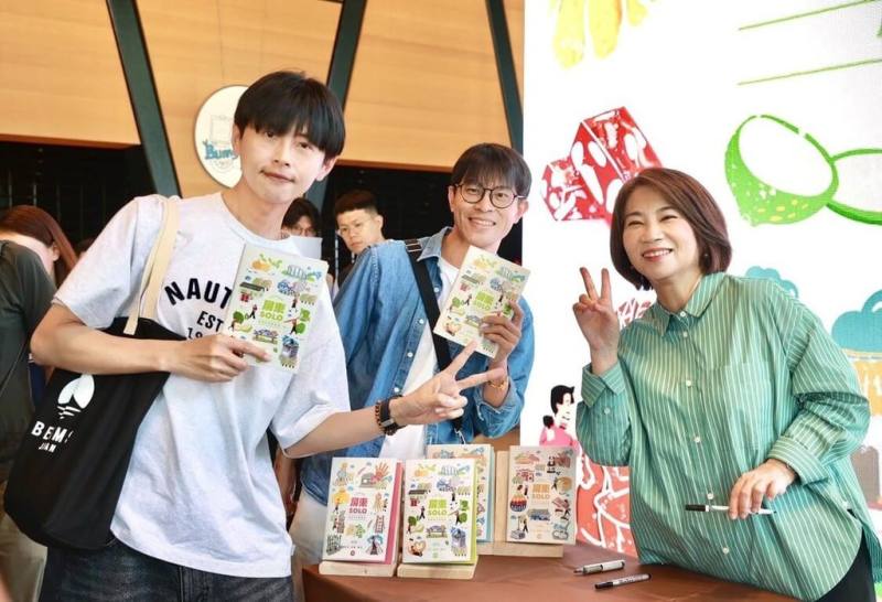 「屏東SOLO」旅遊專書第3輯正式上市，3日在屏東縣立圖書館總館新書發表，縣長周春米（右）出席並為書迷簽書。（屏東縣政府交通旅遊處提供）