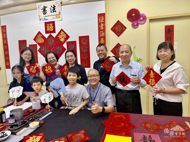 聖儒華文學校校長林志孟（右二）、書法老師羅家豐（右三坐著）和學生、家長在書法書寫區合影