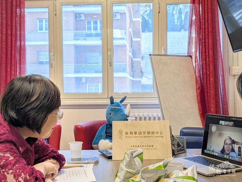 徐佳青訪視羅馬臺灣華語文學習中心(TCML)，並與學員互動交流