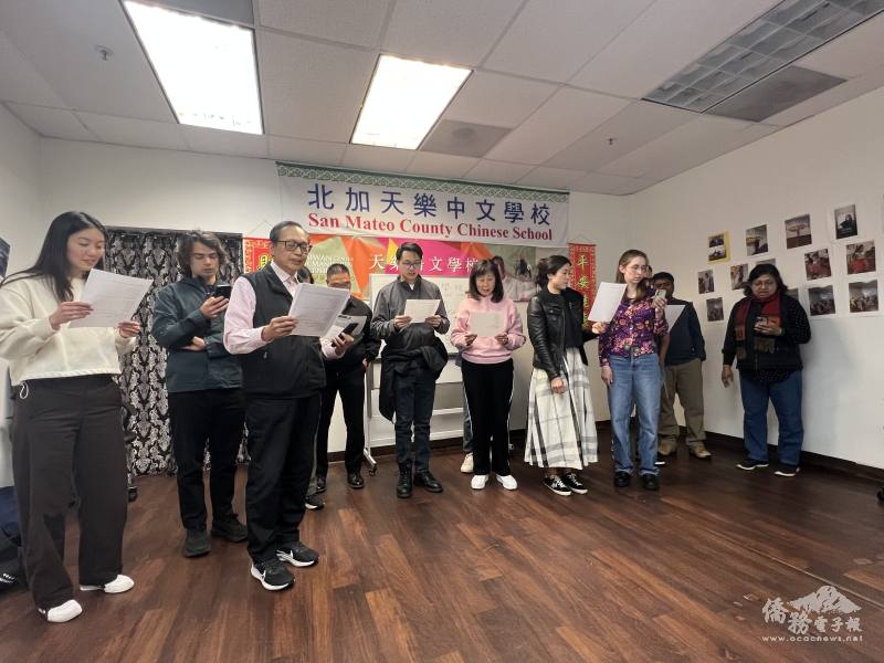 葉雲河帶領學員合唱〈恰似你的溫柔〉