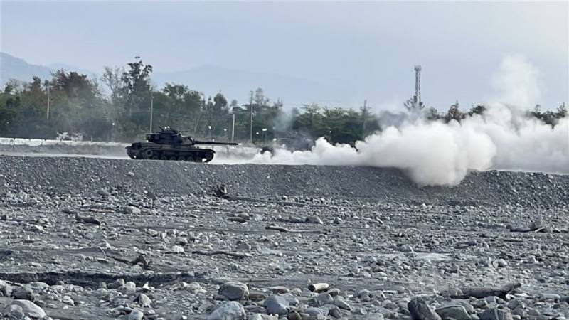 圖為陸軍花東防衛指揮部在太麻里海邊舉行實彈射擊。