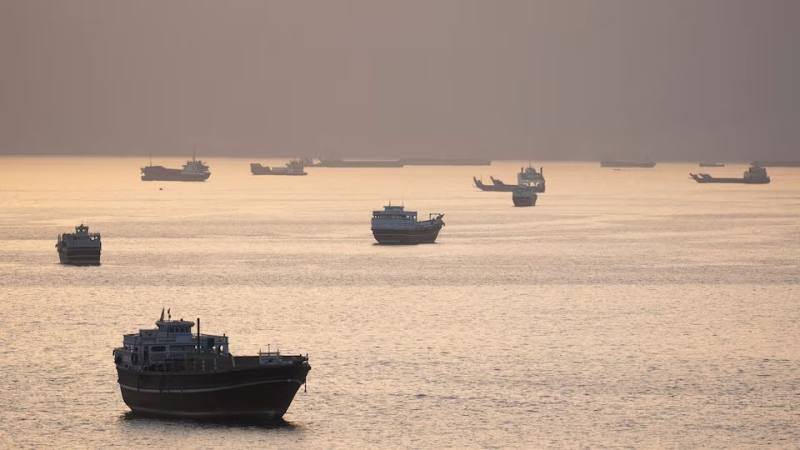 圖為1日在阿曼外海行經荷莫茲海峽的船隻。（路透社）