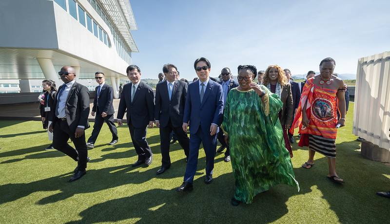賴清德總統出訪史瓦帝尼，於當地時間3日上午（臺北時間同日下午）前往王家科技園區（Royal Science and Technology Park），聽取「戰略儲油槽」及「台灣產業創新園區」（TIIP）簡報