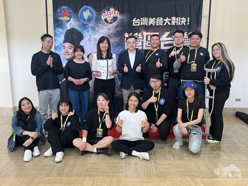 國際青年親善大使Jill(前排坐白衣者)與伍處長(後排中)、主任莊雅淑、評審及黑、白兩隊選手合影