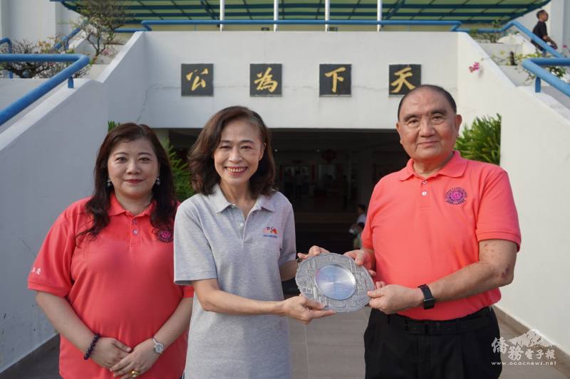 董事長王金欉與校長鄭雅芬致贈紀念錫盤予大使連玉蘋
