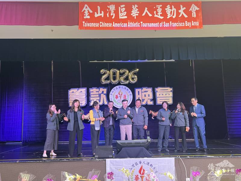 伍志翔(中)領軍與莊雅淑(左二) 、魏德珍(左三) 、李垣麟(左四) 等人大合唱