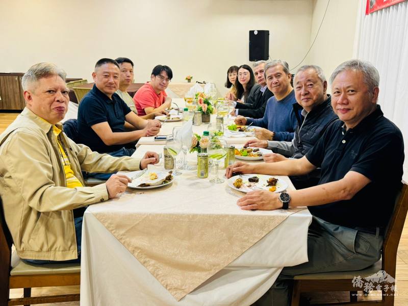 與會貴賓及僑領合影