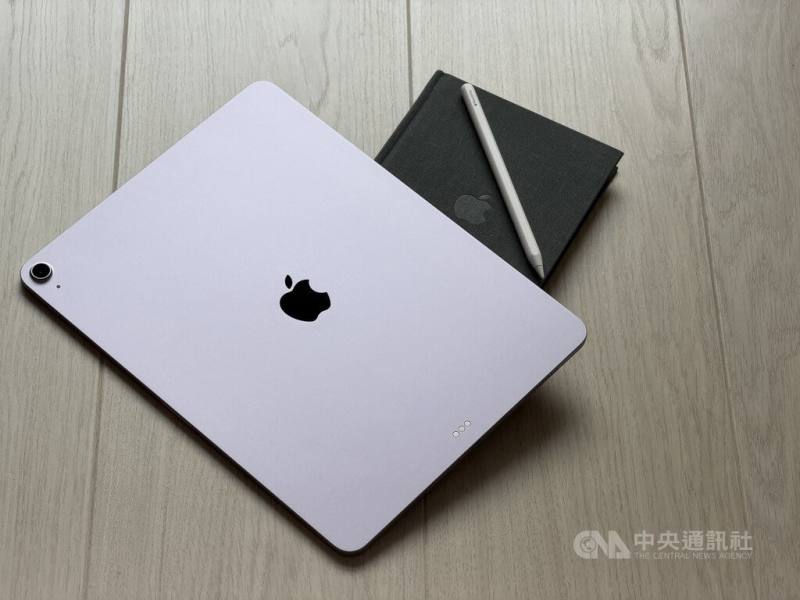 搭載蘋果M4自研晶片的iPad Air平板電腦近期在台灣開賣，機殼採用100%再生鋁金屬，可搭配Apple Pencil Pro進行標示或做筆記。