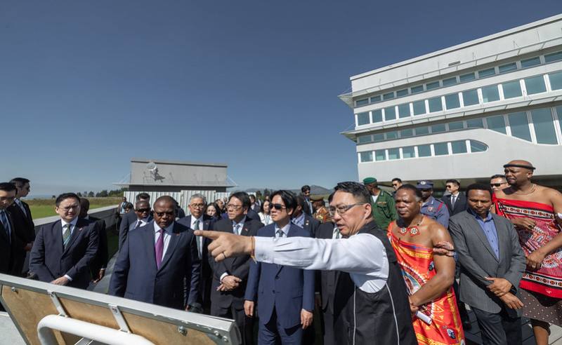 總統前往三樓露天觀景臺俯視「台灣產業創新園區」第一期園區全景，聽取台灣世曦工程顧問公司蔡欽耀經理解說園區各廠房區塊規畫