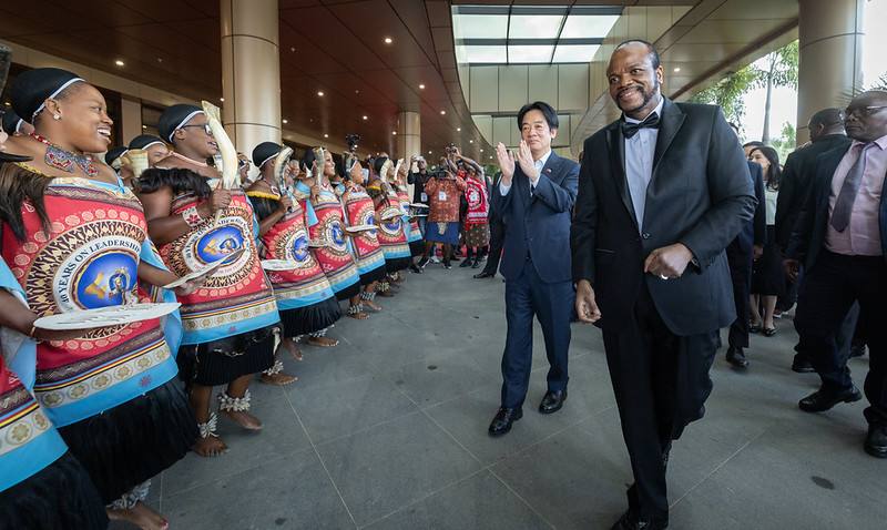 總統於下午前往史國國際會議中心，抵達後，先欣賞迎賓傳統歌舞表演