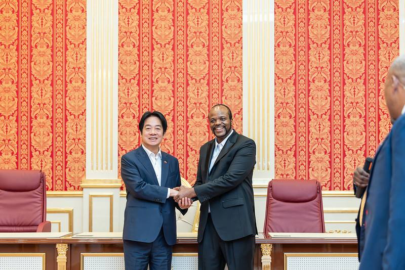 賴清德總統出訪史瓦帝尼，於當地時間3日午間（臺北時間同日晚間）拜會王母恩彤碧（H.M. Queen Mother Ntombi Tfwala），並在恩史瓦帝三世國王（King Mswati Ⅲ）陪同下參觀國際會議中心（ICC）