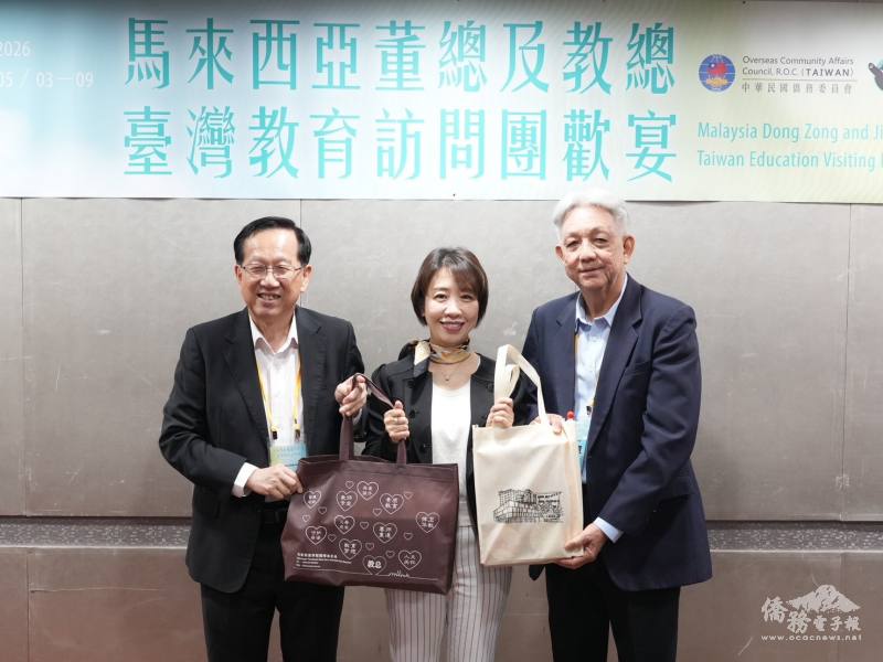 董教總教育訪問團致贈紀念品，由李姸慧副委員長代表接受