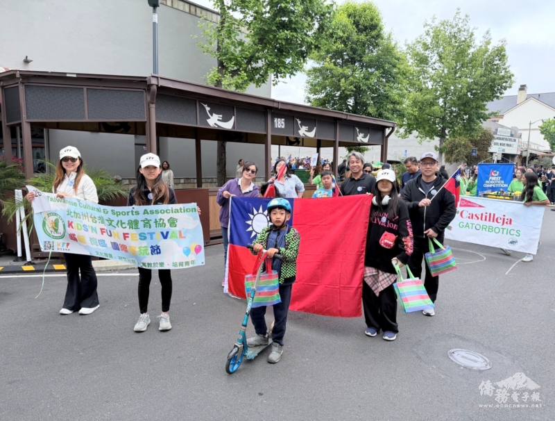 文體會隊伍在遊行中展現活力