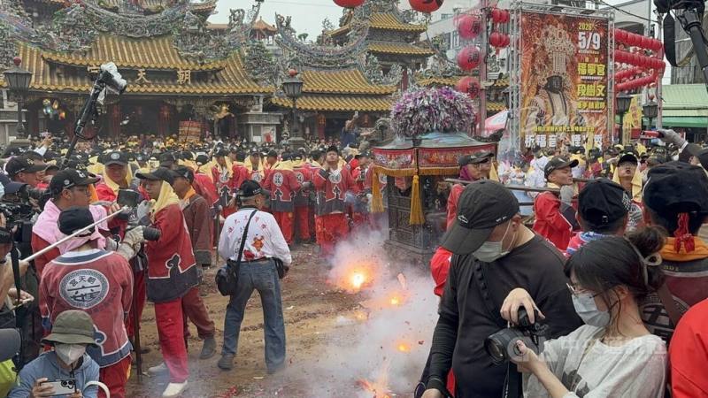國家重要民俗「北港朝天宮迎媽祖」5日熱鬧登場，炸轎、犁炮輪番上陣，廟前擠滿人潮。