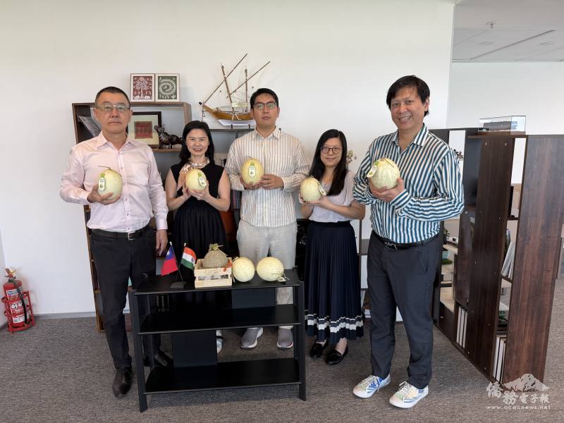 駐孟買辦事處處長張均宇（左一）與同仁接收農友新品種哈密瓜