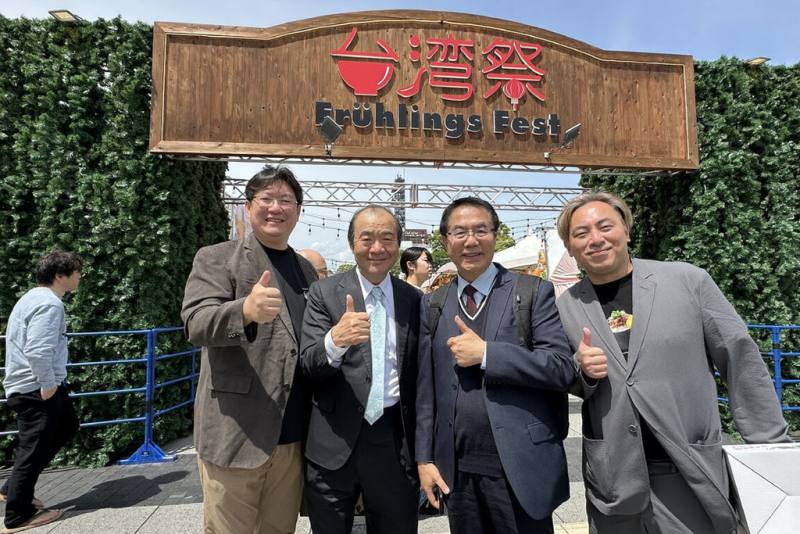 台南市長黃偉哲（右2）4日出席日本熊本市「台灣祭 in KUMAMOTO 2026－台南ランタン祭－」活動，行銷台南農特產品。